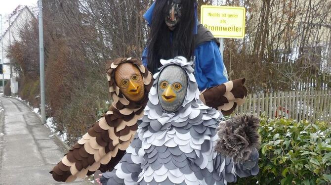 Friedel Kehrer-Schreiber und Corinna Karls zeigen den neuen Vogel. Rückendeckung haben sie von Krum-Hexen Zunftmeister Alexander Friedel Kehrer-Schreiber und Corinna Karls zeigen den neuen Vogel. Rückendeckung haben sie von Krum-Hexen Zunftmeister Alexander