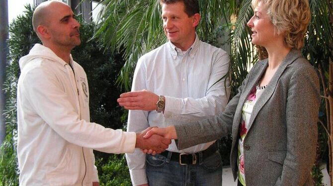 Perfekte Begrüßung: Jürgen Roll (Mitte) als Geselle stellt den Auszubildenden Bernd Seyboldt Kundin Angelika Resch-Ebinger vor.