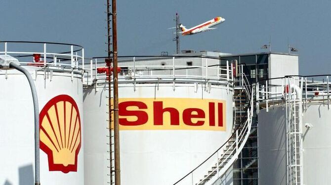 Kerosin-Tanks von Shell in Düsseldorf: Stabile Ölpreise und eine weiter wachsende Nachfrage haben dem größten europäische Ölk