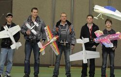 Sie lassen ihre Maschinen liebend gern in der Halle steigen: (von links), Markus Auer, Dirk Höschle, Bernd Armbruster, Christoph
