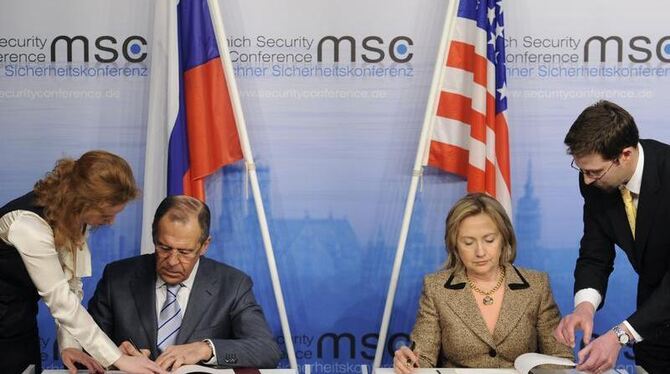 US-Außenministerin Clinton (2.v.r.) und der russische Außenminister Lawrow (2.v.l.) unterschreiben bei der 47. Sicherheitskon