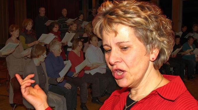 Im Musiksaal des Metzinger Bonhoeffer-Gymnasiums probt Katharina Jud mit ihren beiden Chören die Schubert-Messe. FOTO: ELS