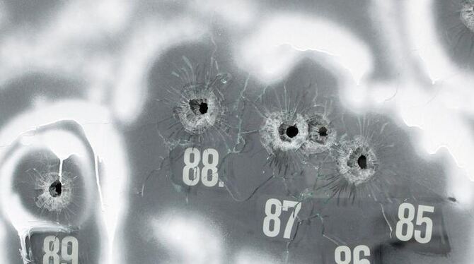 Einschusslöcher einer großkalibrigen Waffe hat die Polizei am 12.03.2009 in der Scheibe eines Autohauses in Wendlingen mit we