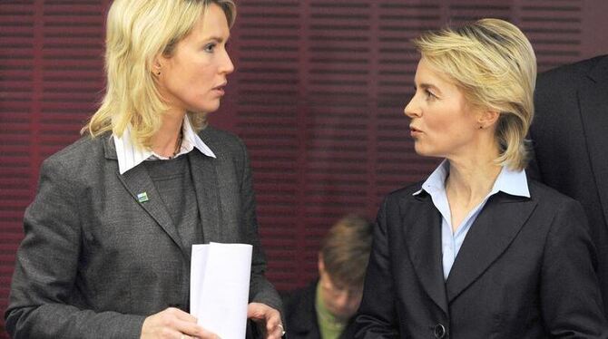 Bundesarbeitsministerin Ursula von der Leyen (r) und die SPD-Verhandlungsführerin, die Sozialministerin von Mecklenburg-Vorpo