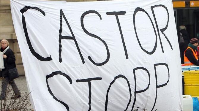 Mit einem Transparent und der Aufschrift: »Castor Stopp« protestieren Atomkraftgegner gegen den Castor-Transport mit radioakt