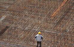 Ein Bauarbeiter steht auf einem Netz aus Baustahl: Laut einer aktuellen Studie sind in Deutschland allein im letzten Quartal 