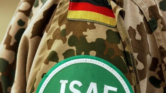 Das Abzeichen der Internationalen Schutztruppe ISAF an der Uniform eines Bundeswehrsoldaten (Archivbild)