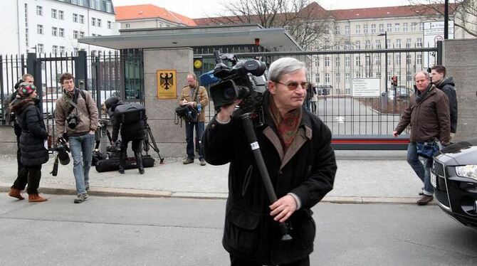 Journalisten vor dem Bundesverteidigungsministerium: Für ein kurzfristig angesetztes Statement von Verteidigungsminister zu G