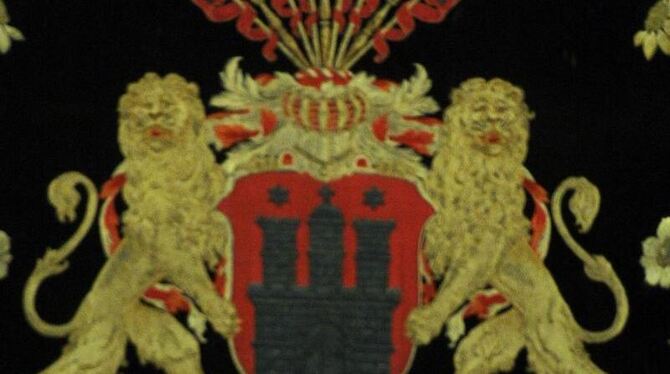Das Wappen der Hansestadt hinter dem Platz des Bürgerschaftspräsidenten im Rathaus von Hamburg.