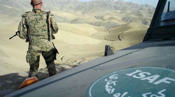 Ein Bundeswehrsoldat sichert in Afghanistan eine Erkundungsmission. (Archivfoto)