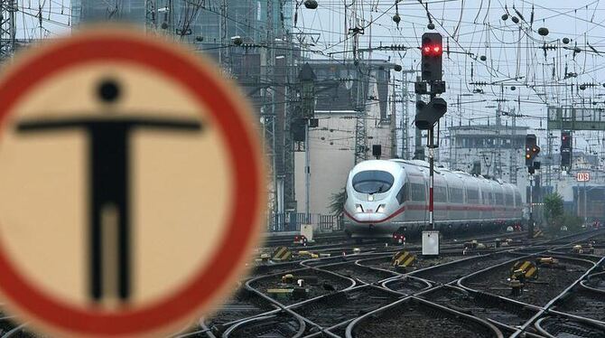 Ein ICE in Köln vor dem Hauptbahnhof an einem Signal - ein Schild verbietet das Betreten der Gleise. (Archivfoto)