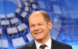 Olaf Scholz, Hamburgs Spitzenkandidat der SPD, steht nach den ersten Prognosen zur Bürgerschaftswahl im Fernsehstudio.