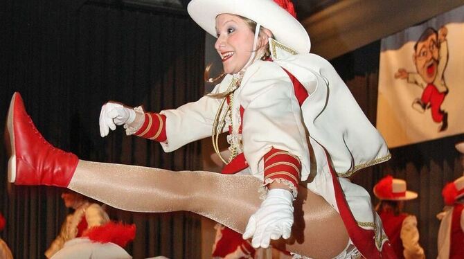 In Form: Die Tanzgarde der »Rauchkatzen« aus Stetten unter Holstein. FOTO: BAIER In Form: Die Tanzgarde der »Rauchkatzen« aus Stetten unter Holstein. FOTO: BAIER