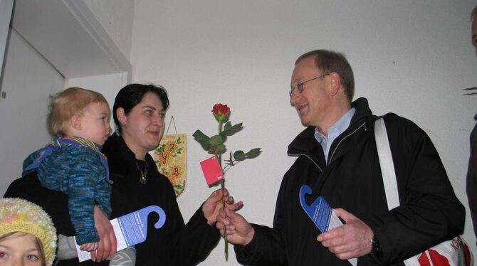 »Mama, da will dir jemand eine Rose schenken!« Wie Yvonne Kratzer und ihre Kinder freuen sich viele Engstinger über den Besuch d