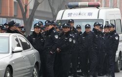 Chinesische Polizisten sammeln sich am 20.2.2011 in Peking, um Proteste aufzulösen.