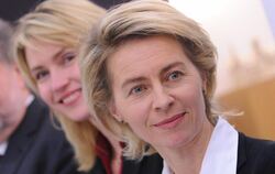 Bundesarbeitsministerin Ursula von der Leyen (r) und SPD-Verhandlungsführerin Manuela Schwesig sprechen nach der Einigung in 