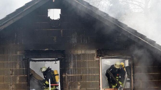 Feuerwehrleute löschen den Brand des Wohnhauses in Rückeroth.