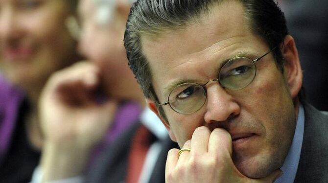 »An der einen oder anderen Stelle den Überblick über die Quellen verloren«: Verteidigungsminister Guttenberg verzichtet auf s