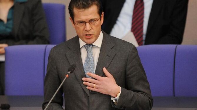 Bundesverteidigungsminister Karl-Theodor zu Guttenberg (CSU) beantwortet im Bundestag Fragen der Abgeordneten. 