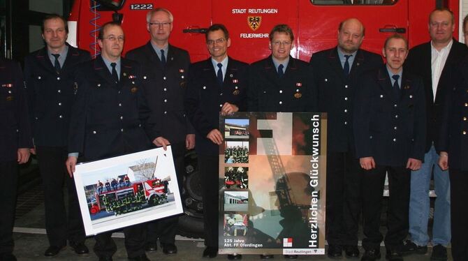 Die beförderten und geehrten Mitglieder zusammen mit der Abteilungsführung - dem Feuerwehrkommandanten Harald Herrmann (Erster v