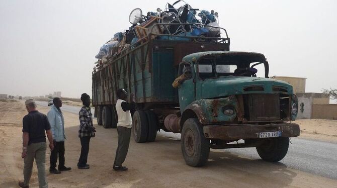 Altersschwacher Wagen randvoll beladen: Abenteuerlich muteten die Warentransporte in Mauretanien an. FOTO: PR