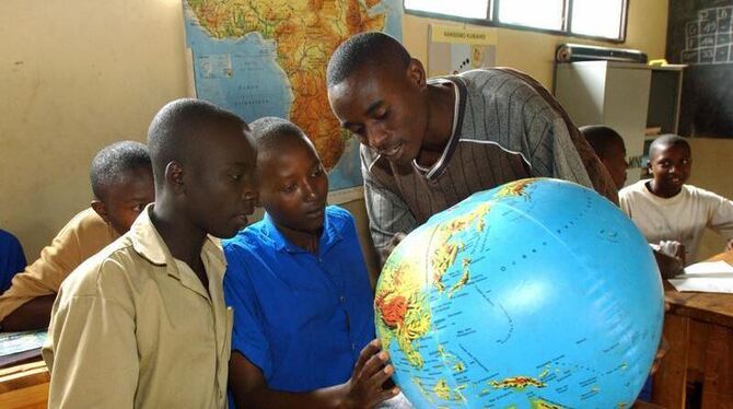 Ein Lehrer in einer Schule im Westen Ruandas Schülern auf einem aufblasbaren Globus Ländergrenzen. (Archivbild)