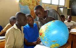 Ein Lehrer in einer Schule im Westen Ruandas Schülern auf einem aufblasbaren Globus Ländergrenzen. (Archivbild)