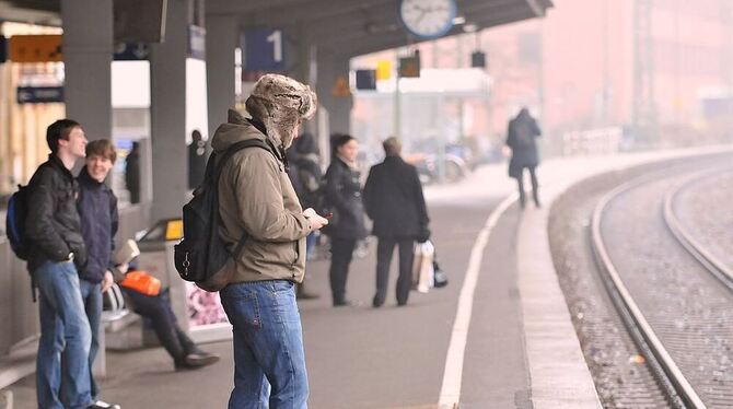 Wann kommt denn der Zug? Kommt er überhaupt? So mancher Fahrgast wartete heute vergeblich am Bahnsteig. FOTO: TRINKHAUS