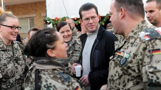 Verteidigungsminister Karl-Theodor zu Guttenberg Mitte Dezember im Bundeswehr-Feldlager Masar-i-Scharif in Afghanistan Verteidigungsminister Karl-Theodor zu Guttenberg Mitte Dezember im Bundeswehr-Feldlager Masar-i-Scharif in Afghanistan