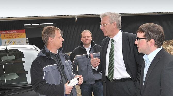 Meinungsaustausch über Energiepolitik und die unbestreitbaren Vorteile erneuerbarer Energien vor dem ersten, serienmäßig gebaute