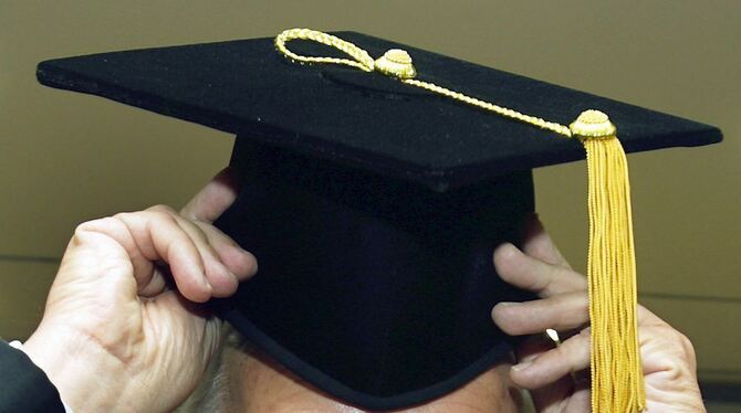 Vor Jahrhunderten sahen Doktorhüte ganz anders aus – etwa so wie auf Bildern von Martin Luther. Einen Doktorhut, wie man ihn aus Filmen kennt, gibt es in Deutschland kaum. In den USA wird er schon den Bachelor-Absolventen aufgesetzt, so Dr. Herbert Müther. Hierzulande gibt es individuell gestaltete »Doktorhüte«, auf die zum Abschied des Doktoranden allerlei Launiges zu Arbeit und Person geklebt ist – eher Spaß, denn Würde. Foto: dpa