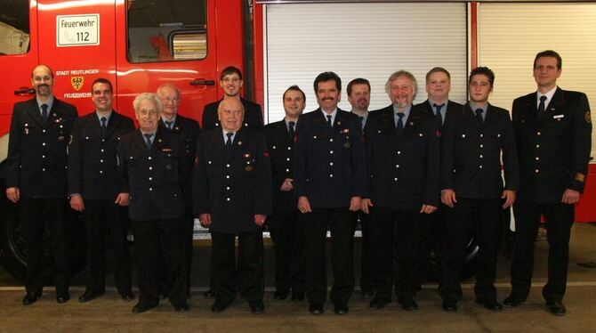 Zahlreiche Auszeichnungen und Beförderungen gab es bei der Sondelfinger Feuerwehr. FOTO: PR Zahlreiche Auszeichnungen und Beförderungen gab es bei der Sondelfinger Feuerwehr. FOTO: PR