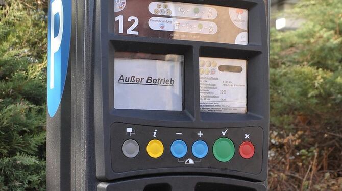 Manche Parkuhren waren gestern ohne Funktion, die Parkscheibe musste wieder Dienst tun. Manche Parkuhren waren gestern ohne Funktion, die Parkscheibe musste wieder Dienst tun.