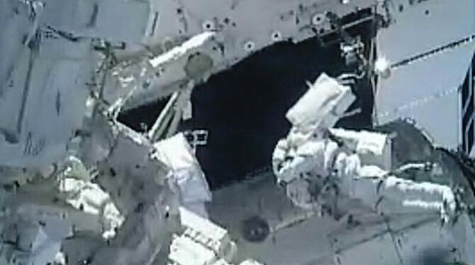 Der Astronaut Steve Bowen bei der Arbeit: Der Wartungseinsatz für die ISS dauerte insgesamt sechs Stunden und 14 Minuten.