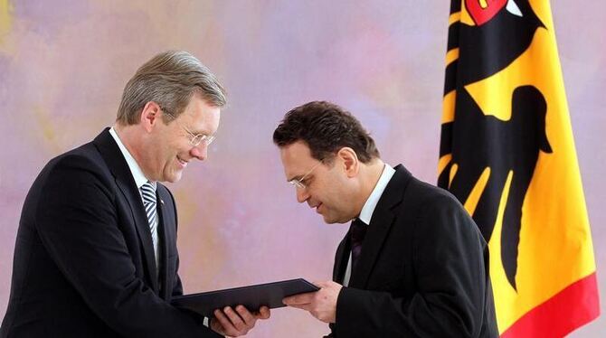 Bundespräsident Christian Wulff (l) ernennt den CSU-Landesgruppenchef Hans-Peter Friedrich (CSU) zum neuen Bundesinnenministe