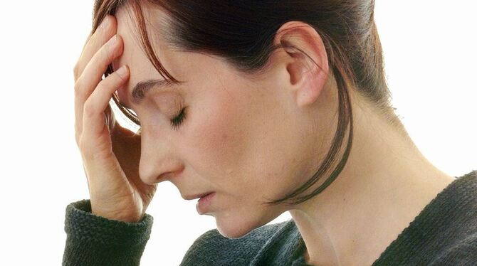 Migräne äußert sich oft als stark pochender, meist einseitiger Kopfschmerz.