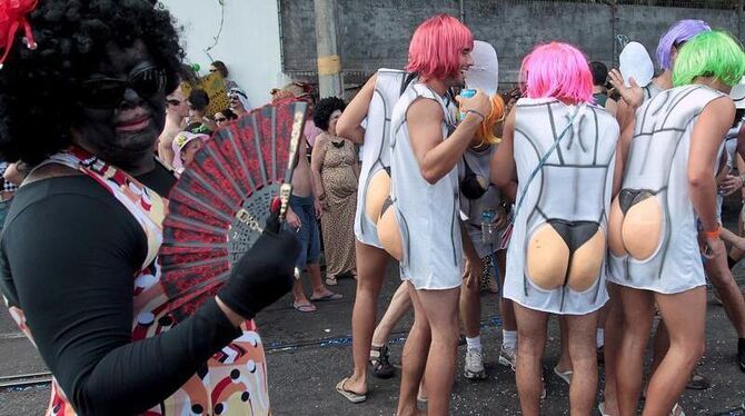Doch auch weniger geschmackvolle Kostüme finden ihren Platz in der Karnevalmetropole. 