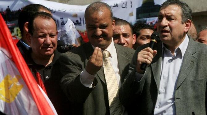 Der neue ägyptische Interims-Regierungschef Essam Scharaf (r) auf dem Tahrir-Platz.