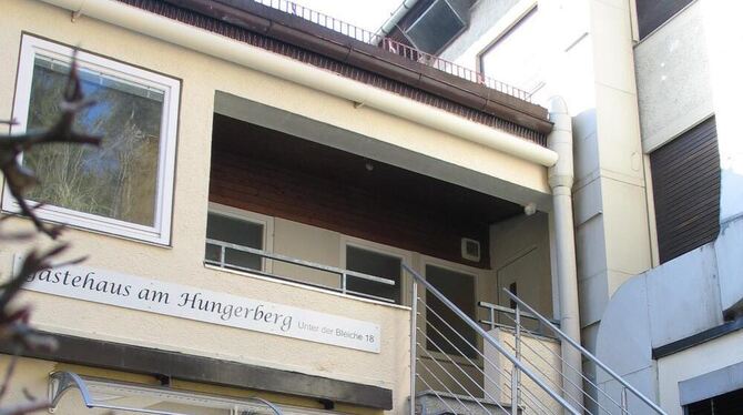 Übernachten im (alten) Krankenhaus: »Gästehaus am Hungerberg« in ehemaligen Schwesternzimmern. GEA-FOTO: OELKUCH Übernachten im (alten) Krankenhaus: »Gästehaus am Hungerberg« in ehemaligen Schwesternzimmern. GEA-FOTO: OELKUCH