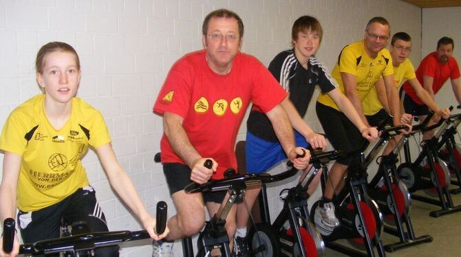 Gemeinsam geht's besser: Schweißtreibendes Spinning beim Aktionstag der Triathleten der SG Dettingen.  FOTO: TBÖ
