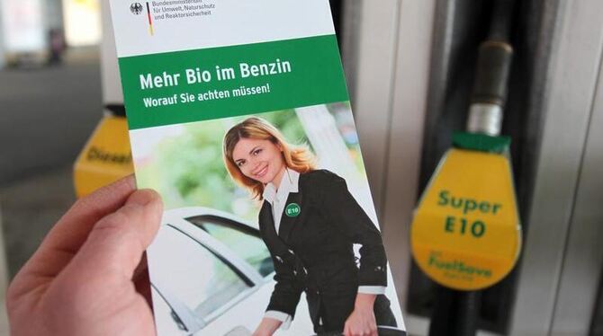 Informationsbroschüre des Bundesumweltministeriums zu dem neuen Bio-Kraftstoff E10 an einer Tankstelle in Nürnberg.