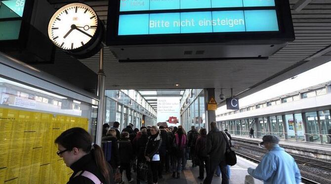 Fahrgäste stehen auf einem Bahnsteig auf dem Hauptbahnhof in Hannover.