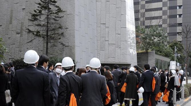 Angestellte haben während des schweren Erdbebens auf die Straße geflüchtet.