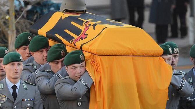 Tod in Afghanistan: Bundeswehrsoldaten tragen einen Kameraden zu Grabe (Foto vom 25.02.2011).