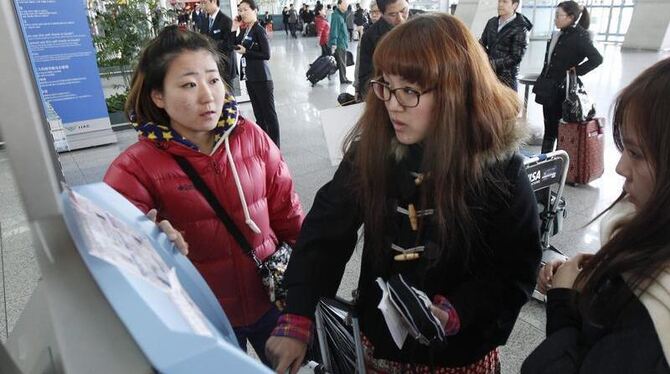 Eine Gruppe Japanerinnen informiert sich auf einem Flughafen in Südkorea über die Lage in ihrer Heimat. Google hat spontan ei