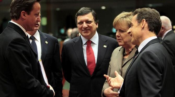 EU-Gipfel zu Libyen: Kanzlerin Merkel unterhält sich mit Frankreichs Präsident Nicolas Sarkozy (r), Großbritanniens Premier D