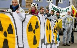 In weiße Schutzanzüge gekleidete Demonstranten protestieren gegen die Nutzung der Atomenergie (Archiv- und Symbolbild).
