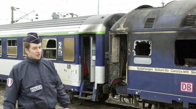 Der ausgebrannte Schlafwagen der Deutschen Bahn steht auf dem Rangierbahnhof bei Nancy. (Archivbild)