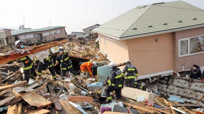 Erdbebenschäden in Japan: Es wird viele Milliarden kosten, die zerstörten Städte, Dörfer und Fabriken wieder aufzubauen. Vor