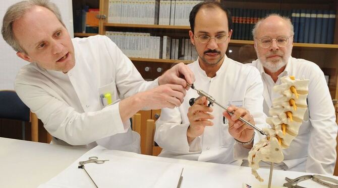 Dr. Jochen Weber, Dr. Zainalabdin Hadi und Dr. Erhard Hamel (von links) demonstrieren die Behandlungsmethode.